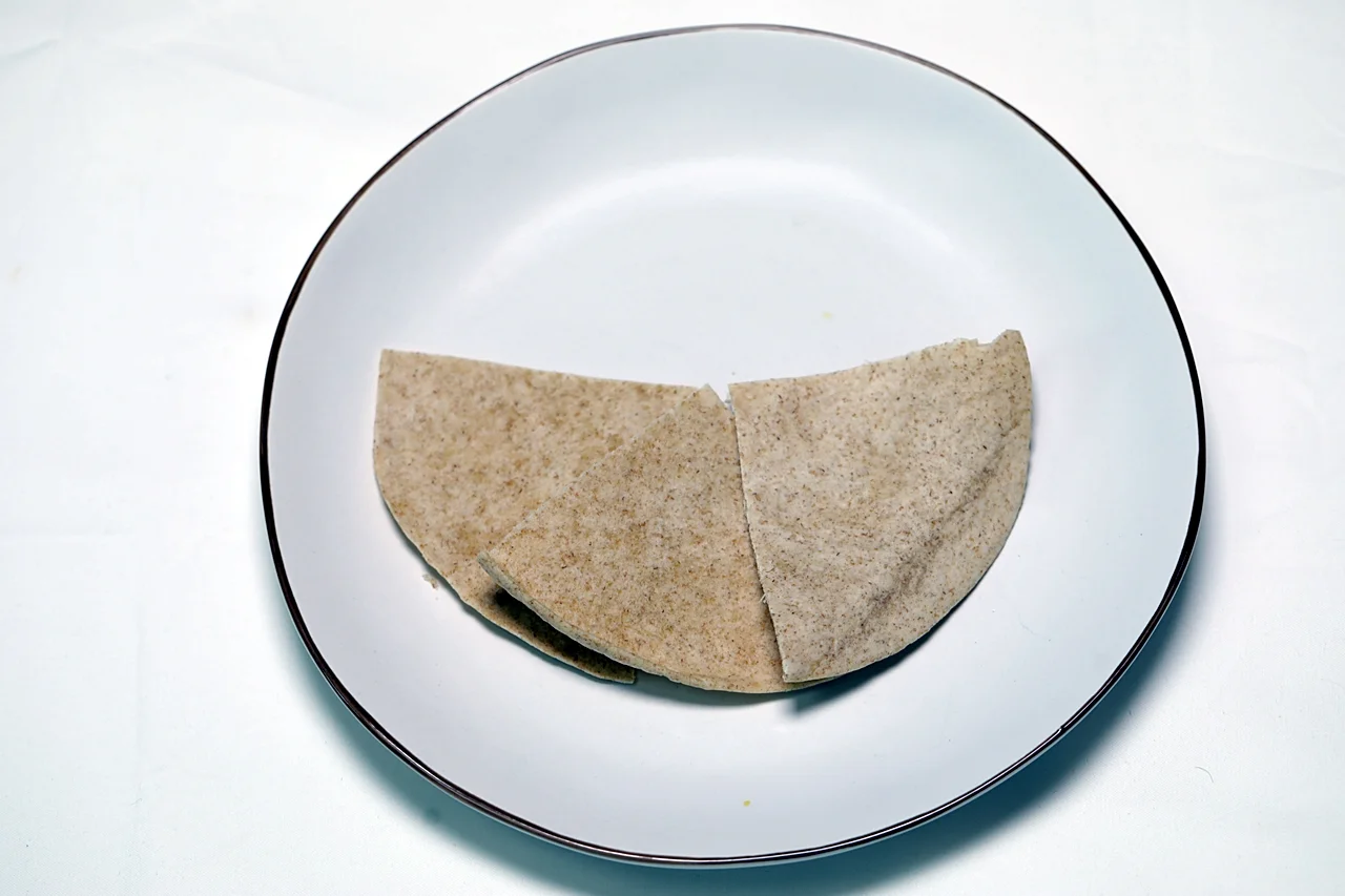 오븐에 구운 또띠아 칩과 아보카도 딥 1단계