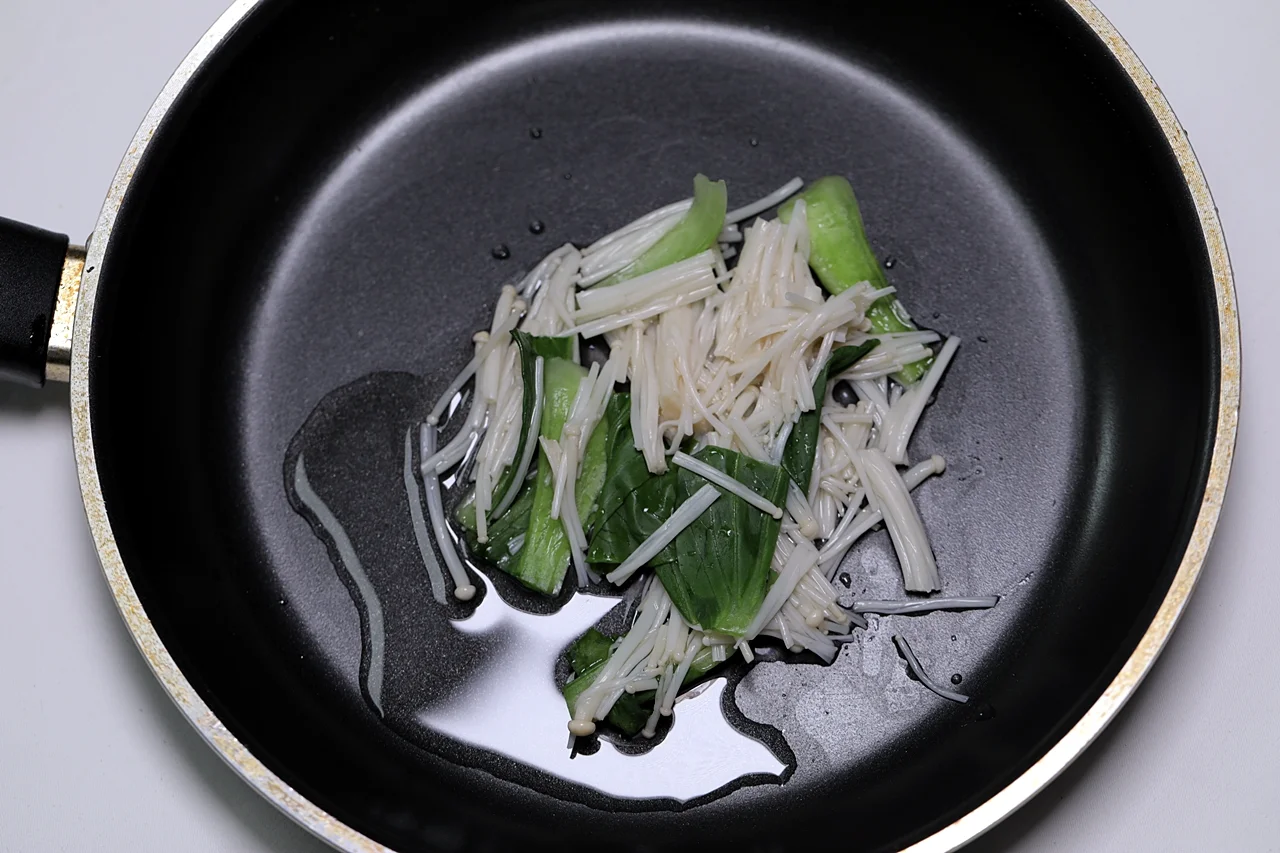 팽이버섯 야채볶음 4단계