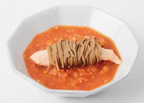 토마토채소스프와 연어소바찜 6단계