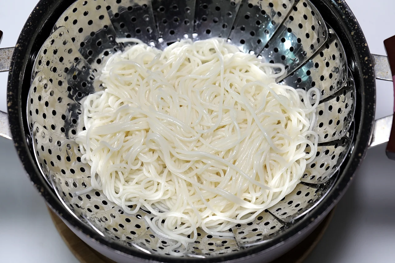 수박비빔국수와 수박고추장소스 3단계