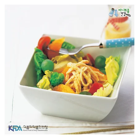 구운 닭고기 샐러드와 저나트륨 과일 드레싱