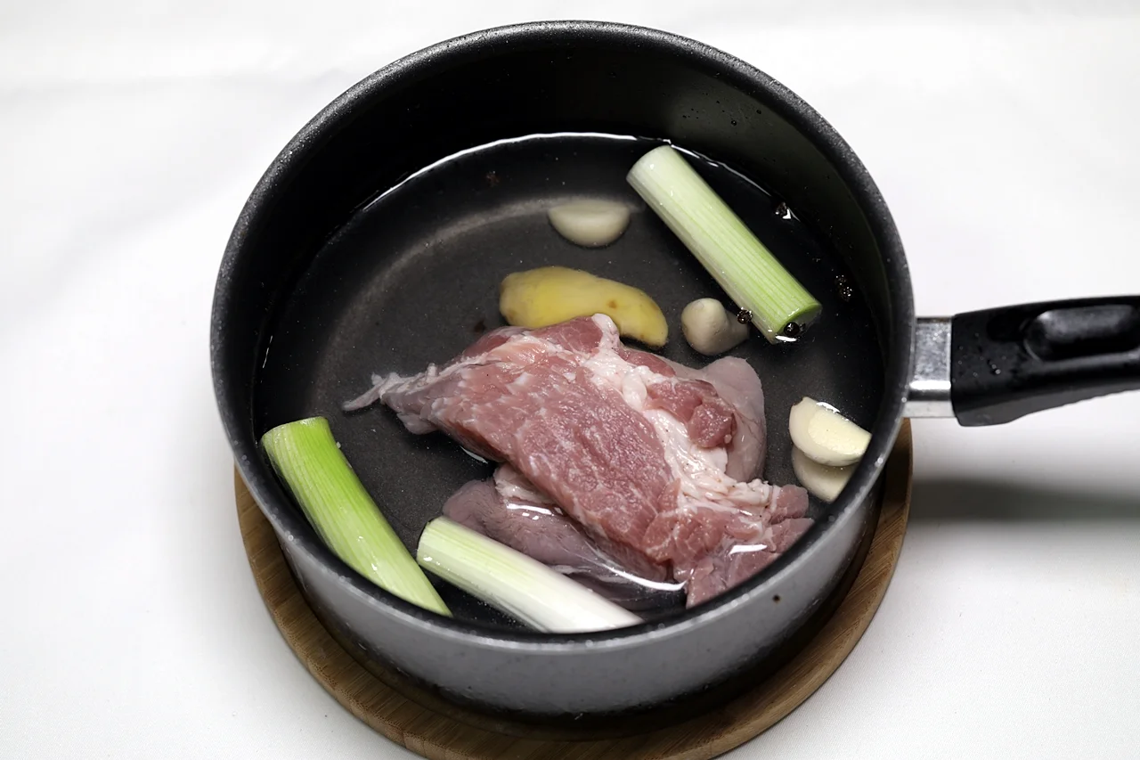돼지고기 수육 부추부침 1단계